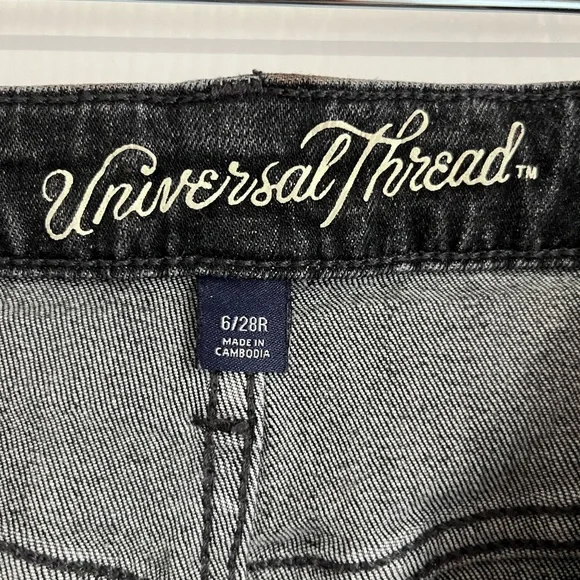 Universal Thread Mid Rise Jean Short - Picture 3 of 3